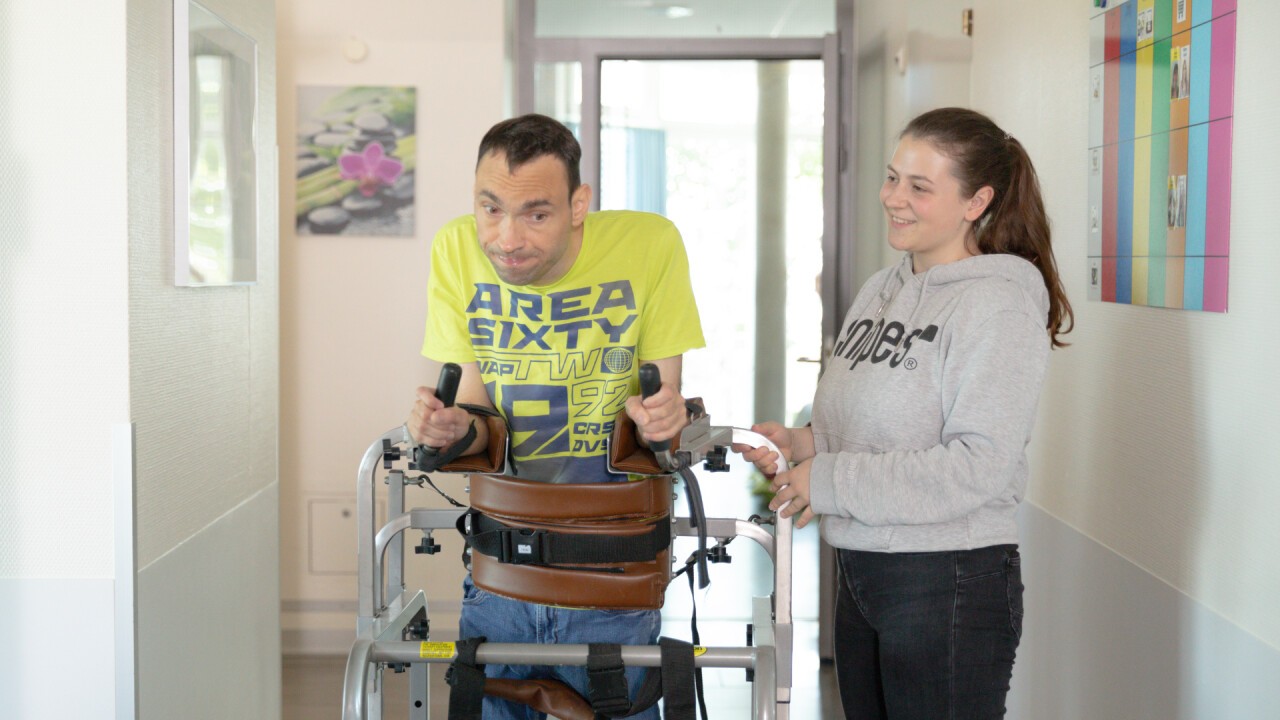 Du unterstützt die Klienten/innen zum Beispiel beim Bewegungstraining.