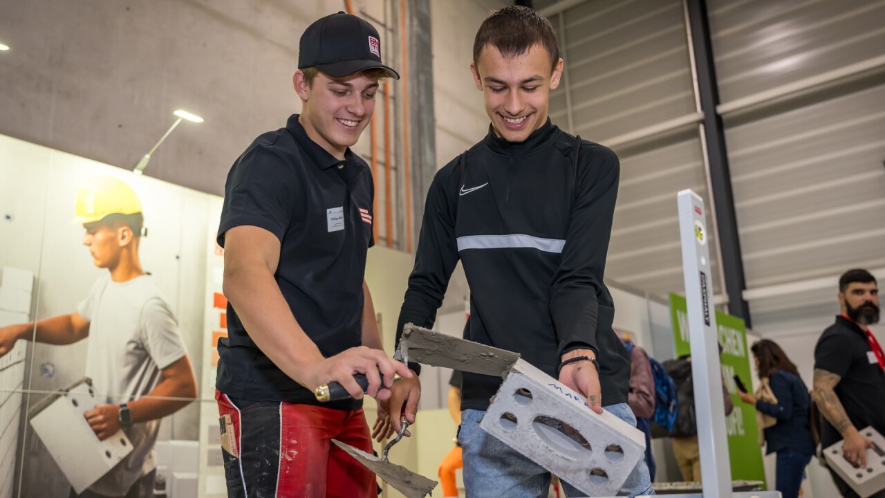 Beim Beruf Maurer/in EFZ konnten Schülerinnen und Schüler gleich selbst eine Mauer bauen.