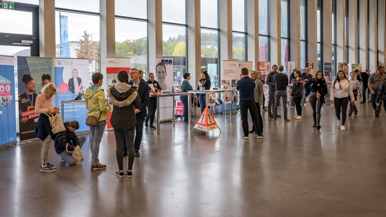 Einen schweizweit einzigartigen Überblick über Weiterbildungsangebote bieten der Tag der höheren Berufsbildung am Samstag, 11. November 2023 sowie der Studienwahltag am Sonntag, 12. November 2023. 