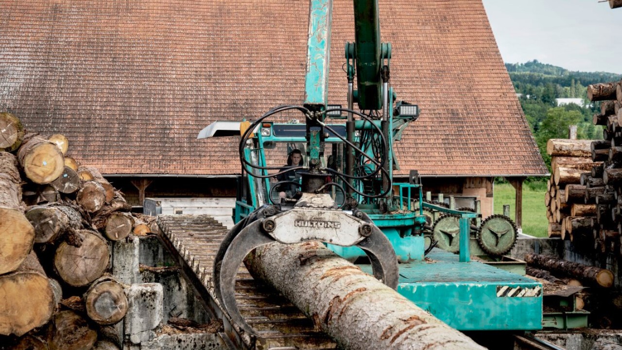 Auch das gehört zu deinen Tätigkeiten: Du sitzt in grossen Maschinen und arbeitest direkt mit dem Material.