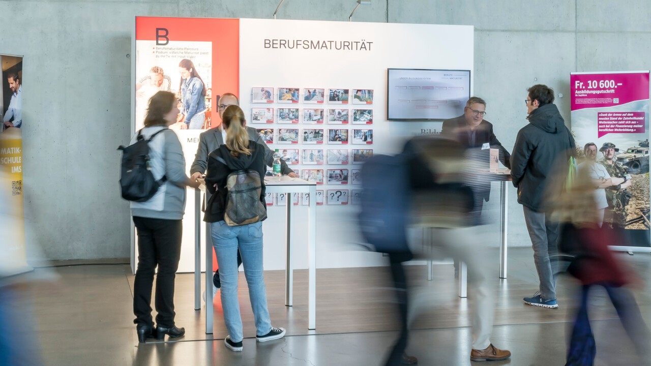 Am Infostand der Berufsmaturität beginnt der Parcours.