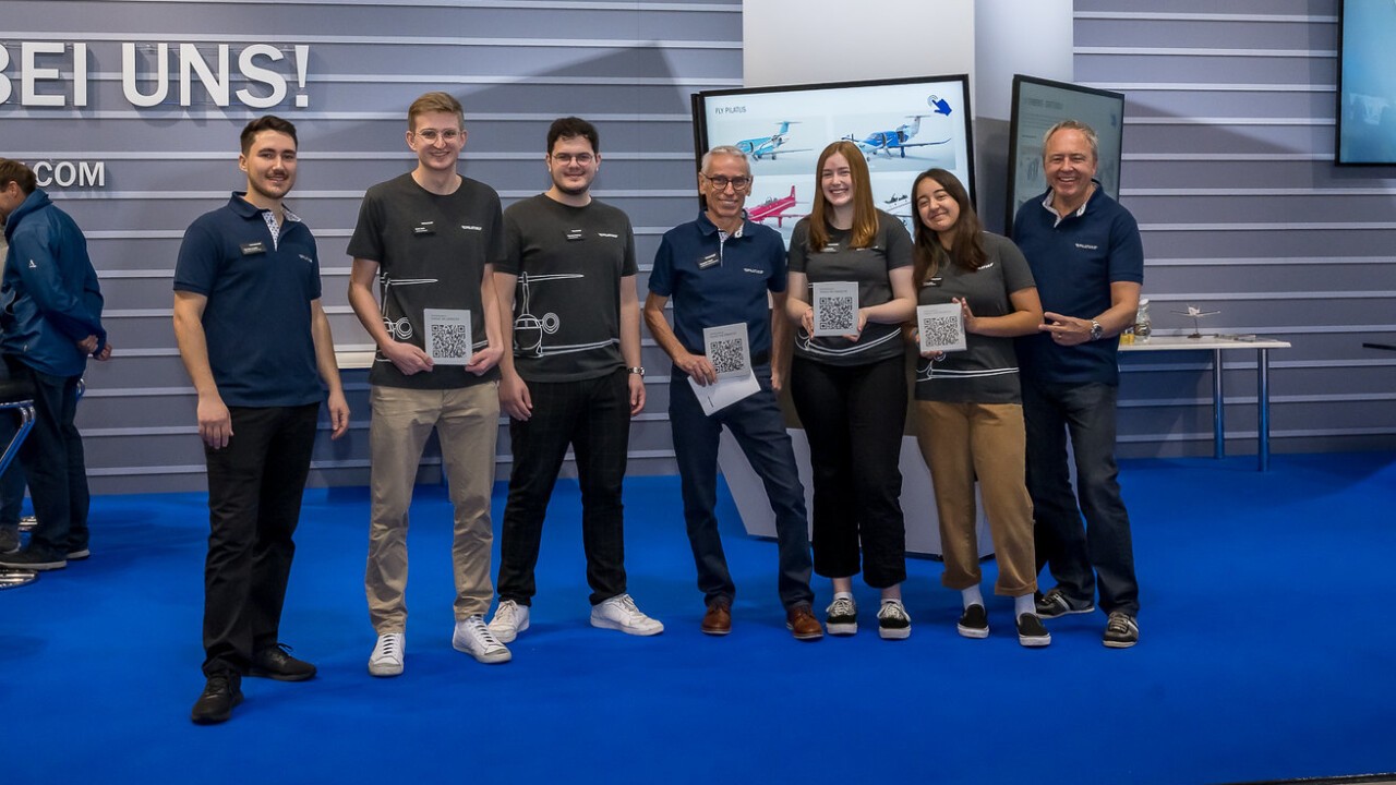 Das Stand-Team der Pilatus Flugzeugwerke AG mit Kurt Bucher (rechts), der die Zebi schätzt, um die 14 Lehrberufe vorstellen zu können.