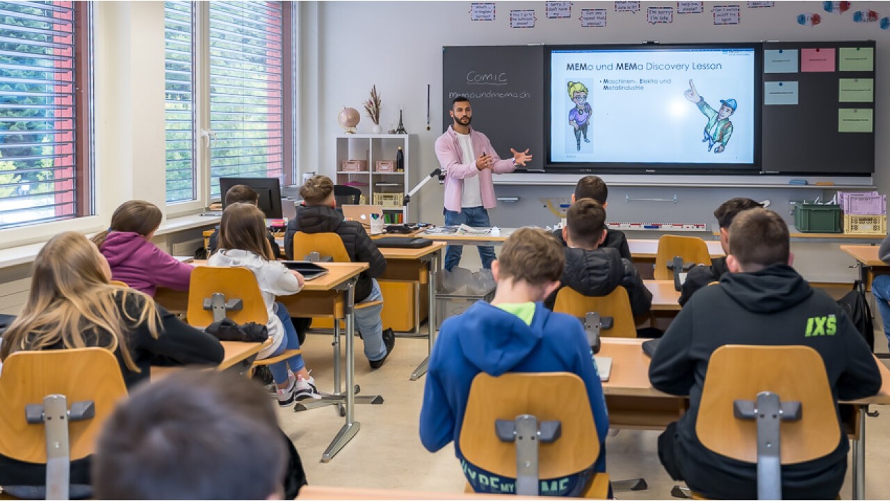 Mauro Schwegler hält in Emmen die «Memo und Mema Discovery Lesson» vor der Klasse 2e