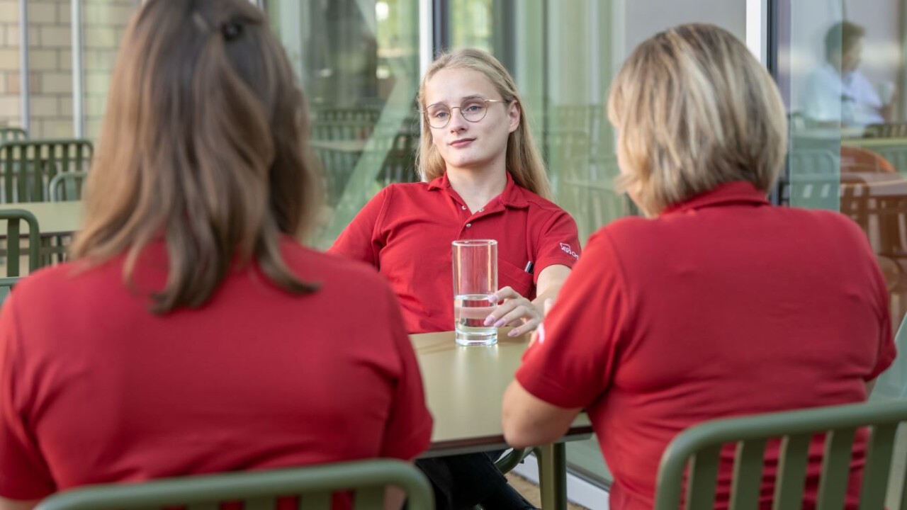 Auf der Terrasse geniesst Leana Murpf zusammen mit Arbeitskolleginnen die wohlverdiente Pause.