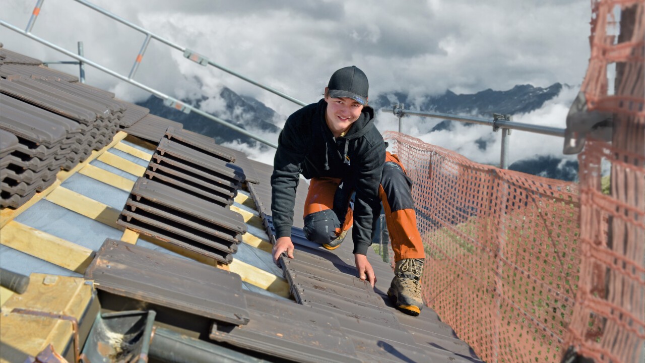 Dachdecker bei der Arbeit