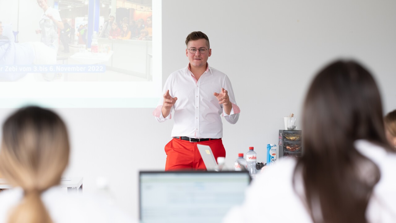 An einem gemeinsamen Vorbereitungstermin gibt Kilian Schmid Tipps an die diesjährigen Teilnehmerinnen der Zentralschweizer Berufsmeisterschaft. (Bild Izedin Fotografie)