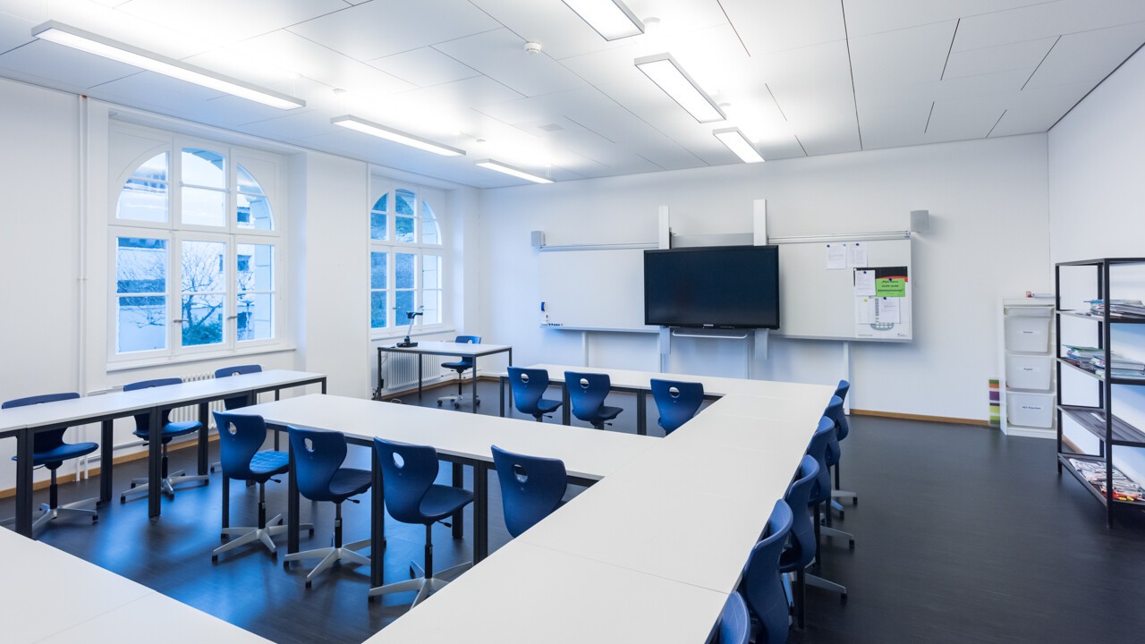 Zeitgemäss ausgerüstete, helle Klassenzimmer