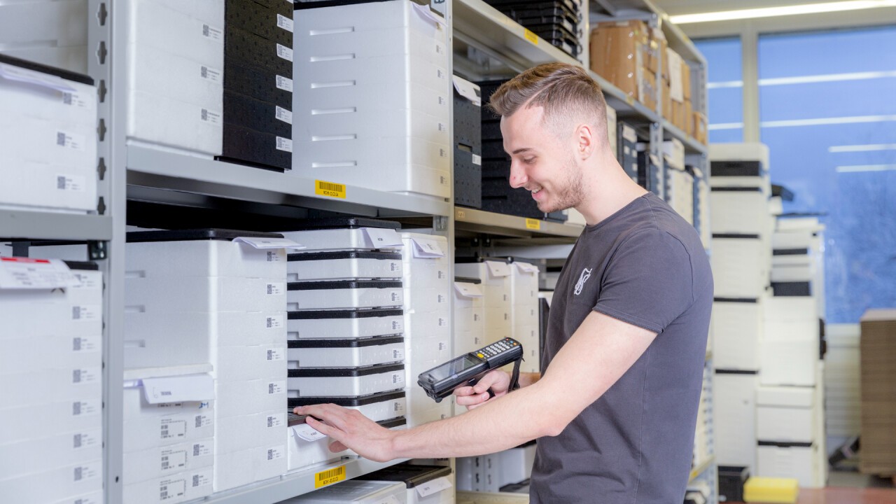 kontrollieren, verbuchen, bereitstellen, lagern, verladen, zustellen