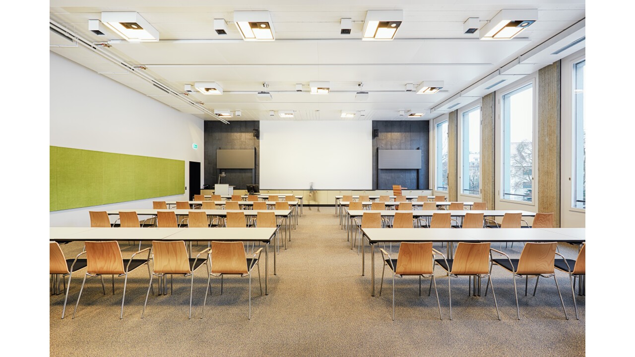 Grosszügig- und modern eingerichtete Klassenzimmer mit Aussicht