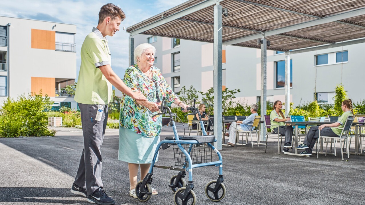 Spaziergang im Alters- und Pflegezentrum