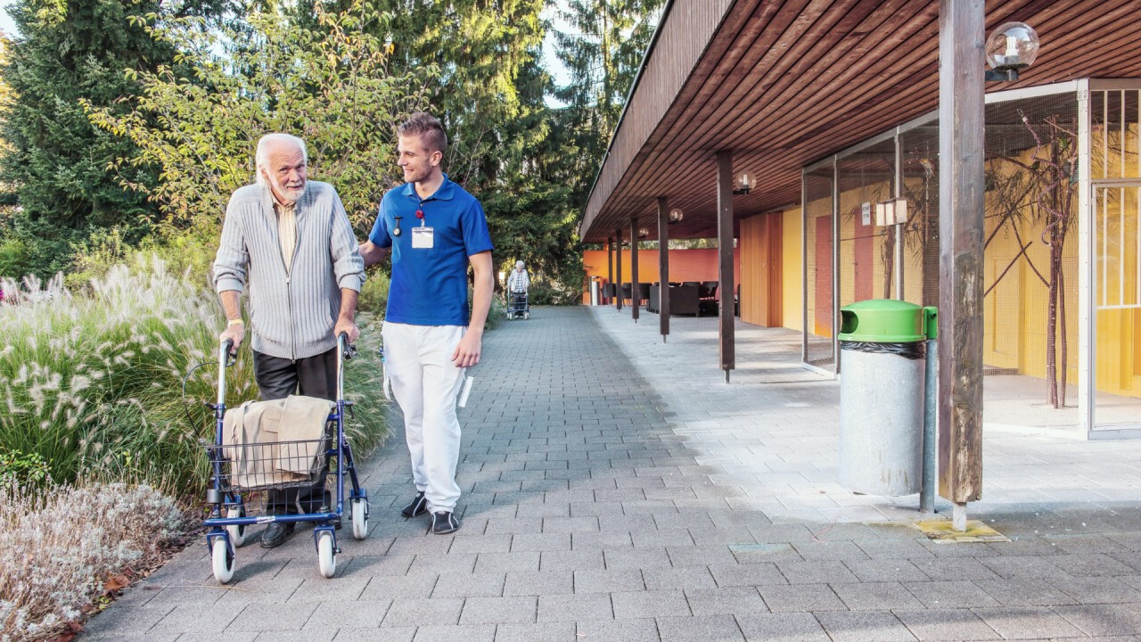 Spaziergang im Garten eines Alters- und Pflegeheims