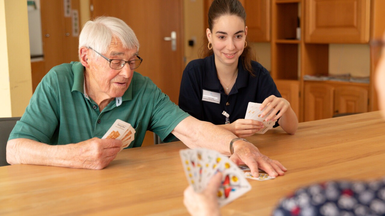 Als Assistent/in Gesundheit und Soziales nimmst du am Alltag von Menschen teil.