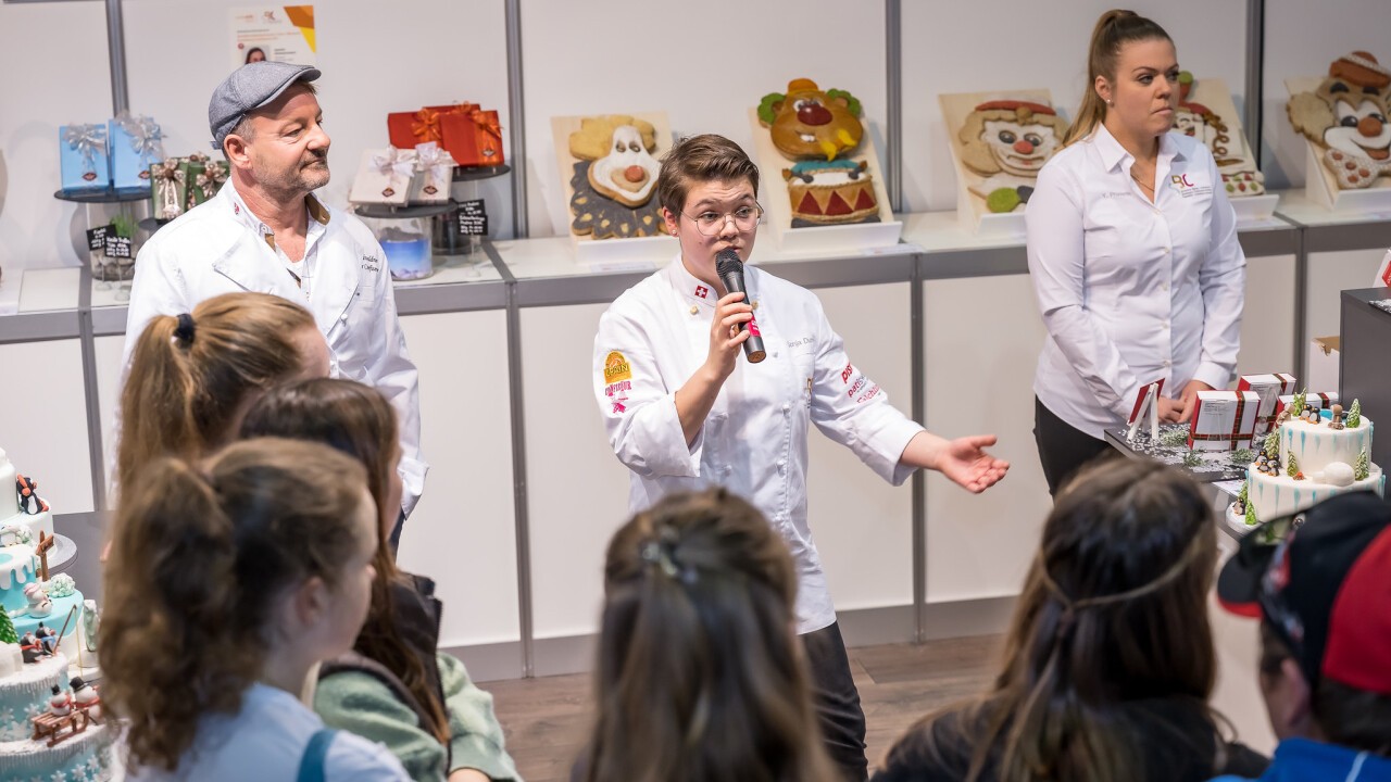 Thomas Christen (links) sieht den Wert von ManuArtis, dem Zentralschweizer Lehrlingswettbewerb der Innerschweizer Bäcker-Confiseurmeister-Verbände, um das Handwerk den Schülerinnen und Schülern an der Zebi zu vermitteln. 
