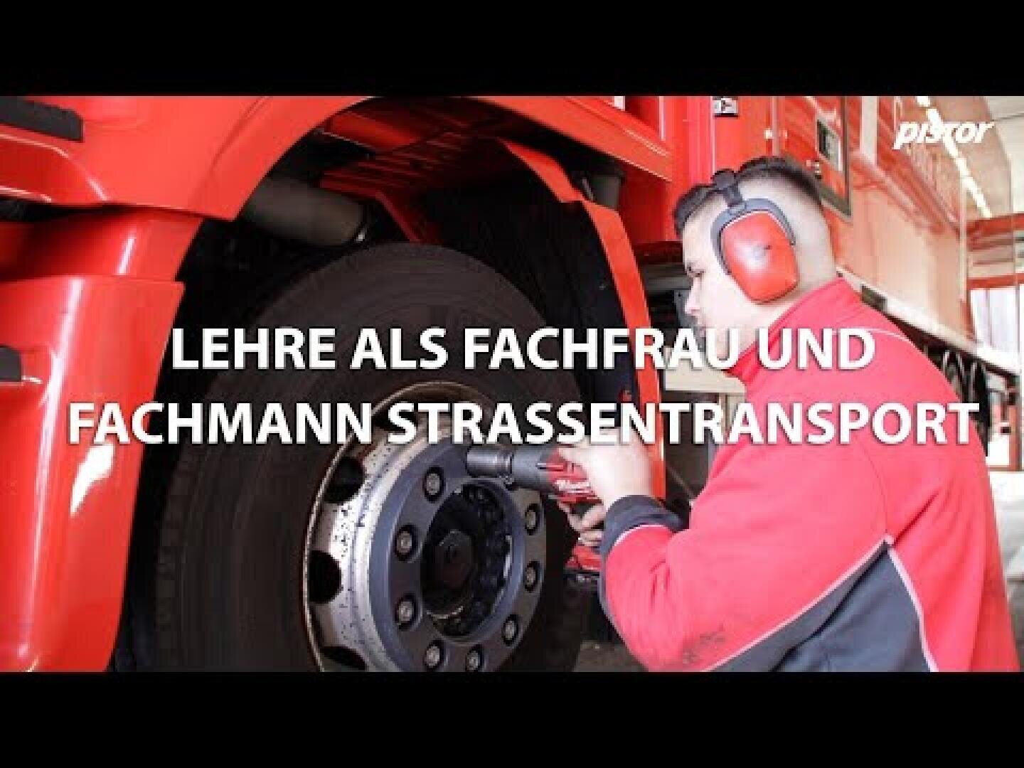 Eine Person in roter Arbeitskleidung und mit Gehörschutz bearbeitet mit einem Werkzeug ein großes Lkw-Rad. Text auf Deutsch: Ausbildung zur Fachkraft für Straßentransport. Aufnahme in einer Garage.