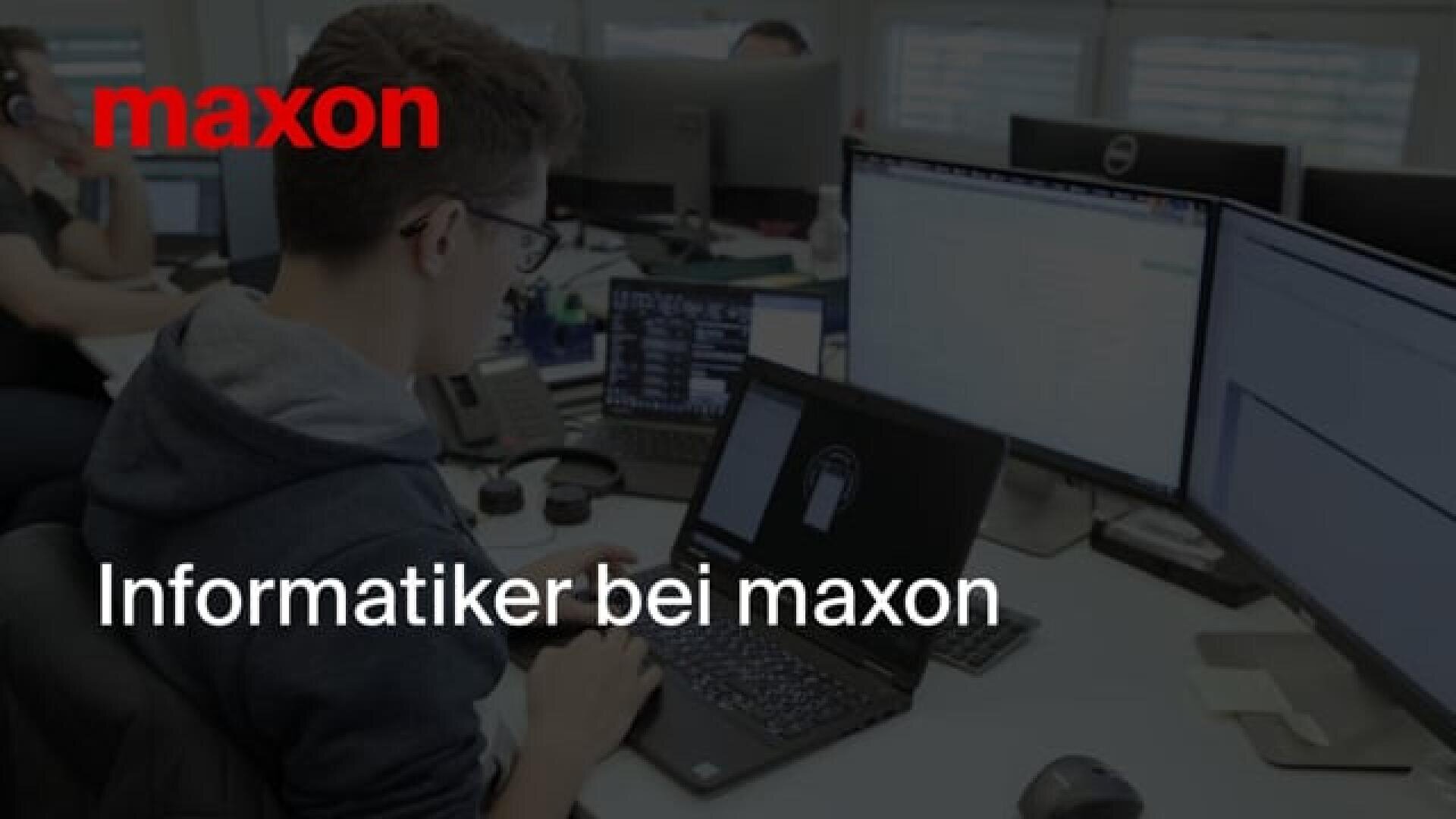 Ein Softwareentwickler, der in einem Büro an einem Laptop arbeitet, überlagert mit dem Maxon-Logo und dem Text Informatiker bei maxon.