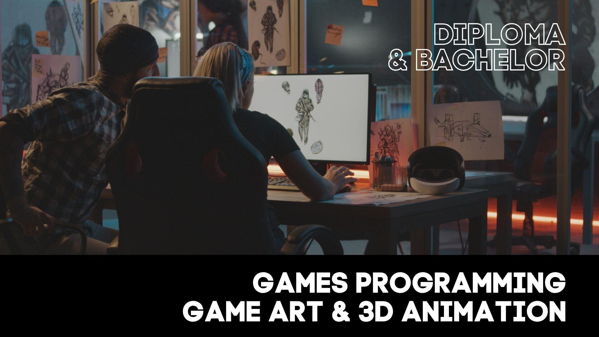 Zwei Personen arbeiten an einem Computer, auf dessen Bildschirm Charakterentwürfe zu sehen sind. Der Text lautet: „Diplom & Bachelor“ sowie „Spieleprogrammierung, Spielegrafik & 3D-Animation“. Auf dem Schreibtisch sind Zeichnungen und ein VR-Headset zu sehen.
