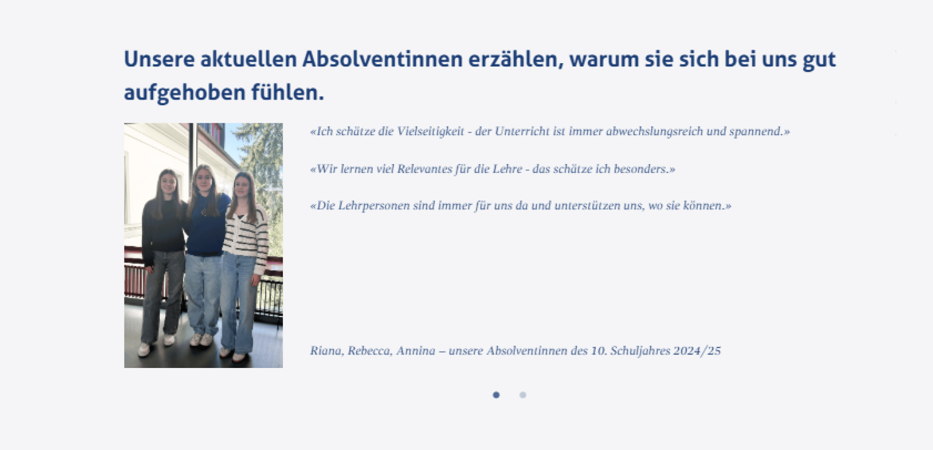 Drei junge Frauen stehen Seite an Seite auf einem Balkon und lächeln in die Kamera. Auf der linken Seite wird in einem deutschen Text beschrieben, warum sich die Absolventen an der Schule gut aufgehoben fühlen, darunter stehen Zitate und ihre Namen.