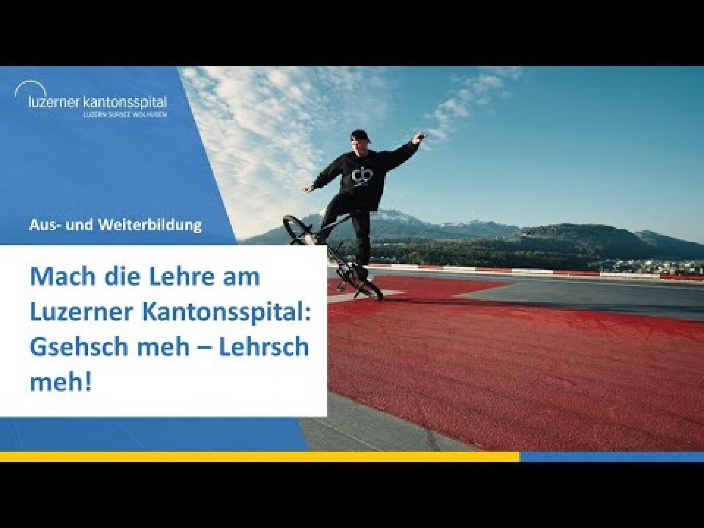 Eine Person führt im Freien einen Trick auf einem BMX-Rad vor. Der Text wirbt für Ausbildungsplätze am Luzerner Kantonsspital und regt dazu an, sich näher zu informieren. Im Hintergrund sind Berge und ein blauer Himmel zu sehen.