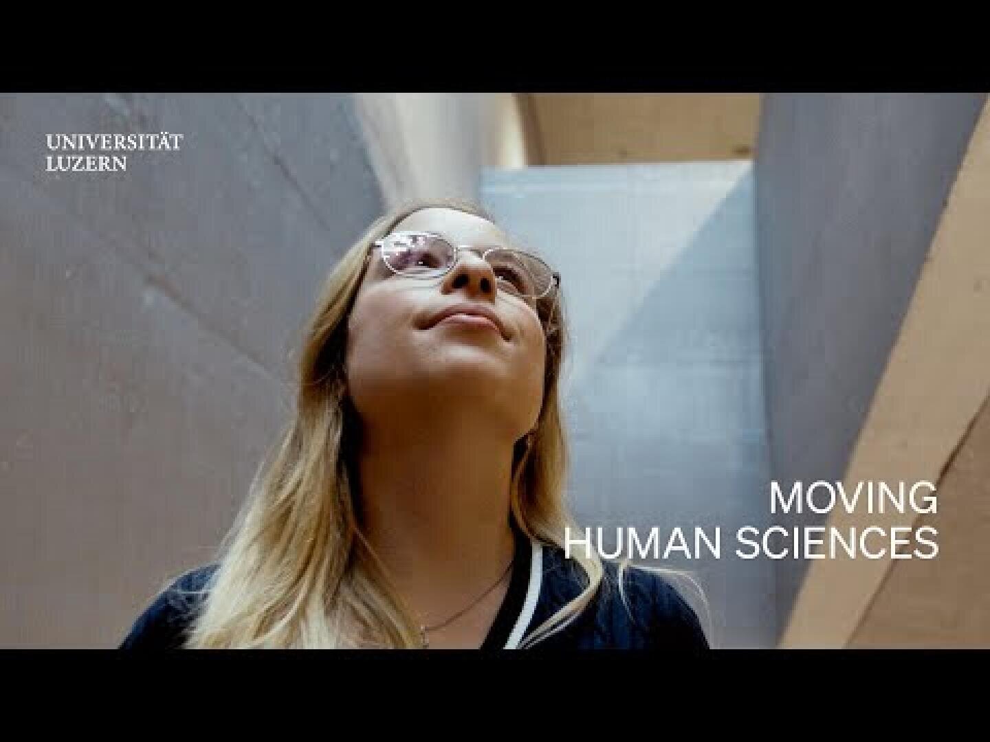 Eine junge Person mit langem blondem Haar und Brille blickt zwischen modernen Betonwänden nach oben. Der Text lautet Universität Luzern und Moving Human Sciences.