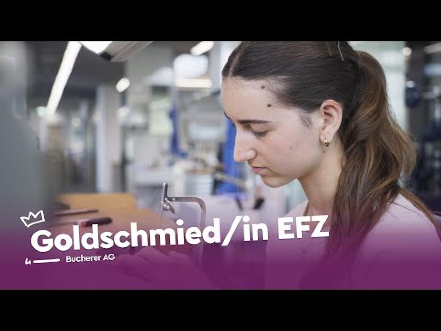 Eine junge Frau arbeitet konzentriert mit Werkzeugen in einer Werkstatt. Der Text auf dem Bild lautet Goldschmied/in EFZ und Bucherer AG über einem violetten Banner am unteren Rand.