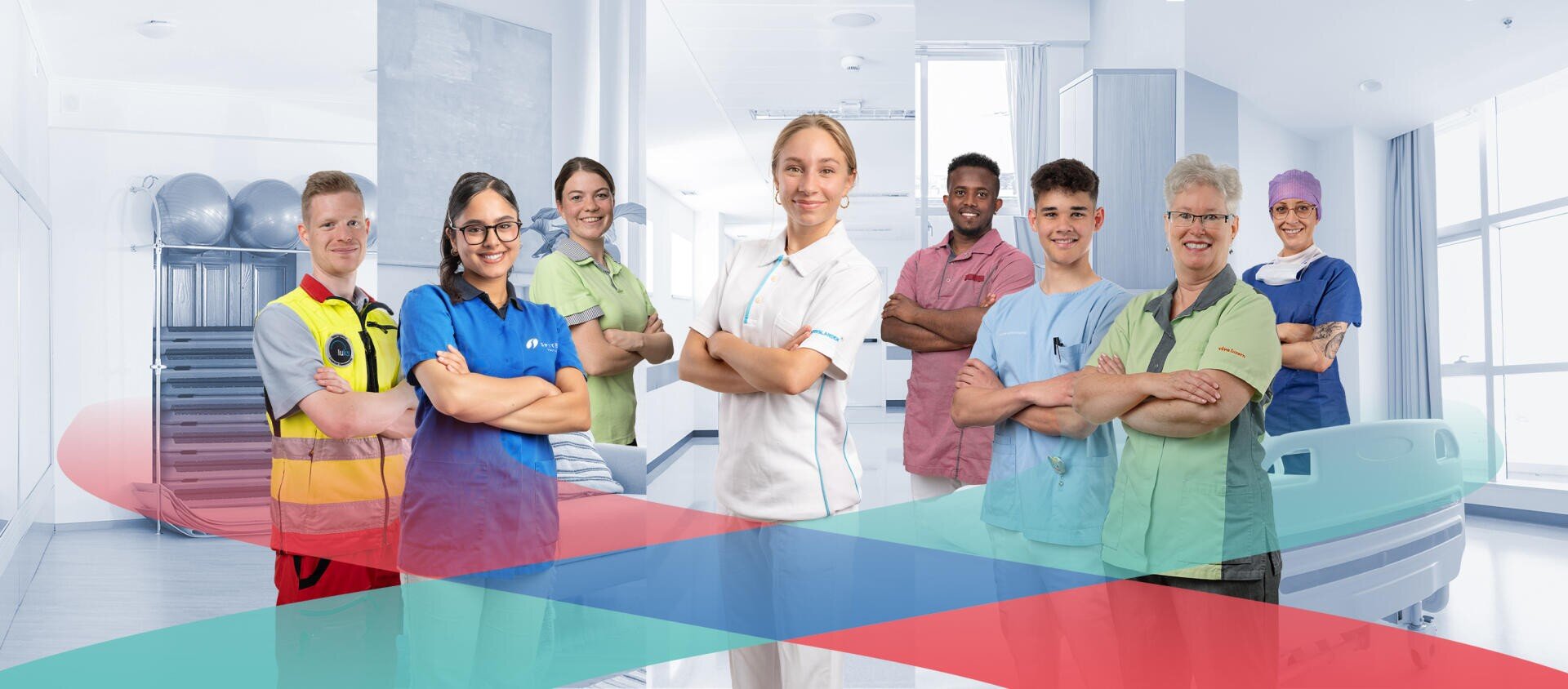 Eine bunt gemischte Gruppe lächelnder medizinischer Fachkräfte in Uniformen steht in einem hellen Krankenhauszimmer zusammen, mit medizinischen Geräten im Hintergrund und farbigen Bändern am unteren Rand.