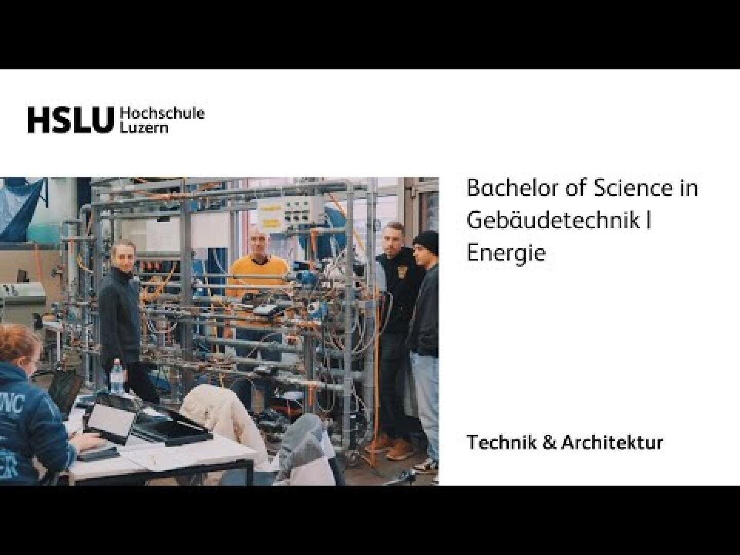 An der HSLU Hochschule Luzern stehen mehrere Studierende um eine komplexe technische Anlage mit Rohren und Geräten herum und werben für den Bachelor of Science in Gebäudetechnik | Energie, Technik & Architektur.