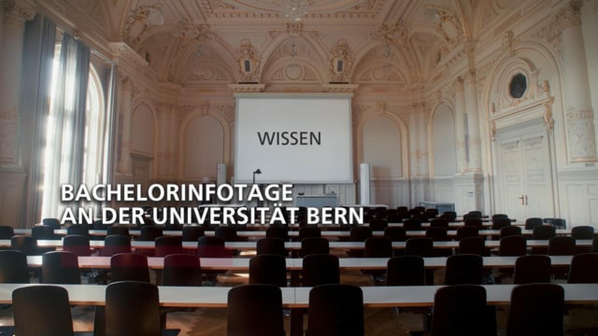 Ein prunkvoller Hörsaal mit Reihen leerer Tische und Stühle. Auf einer Projektionsfläche ist das Wort „WISSEN“ zu sehen. Der Text auf dem Bild lautet: „BACHELORINFOTAGE – AN DER UNIVERSITÄT BERN“.