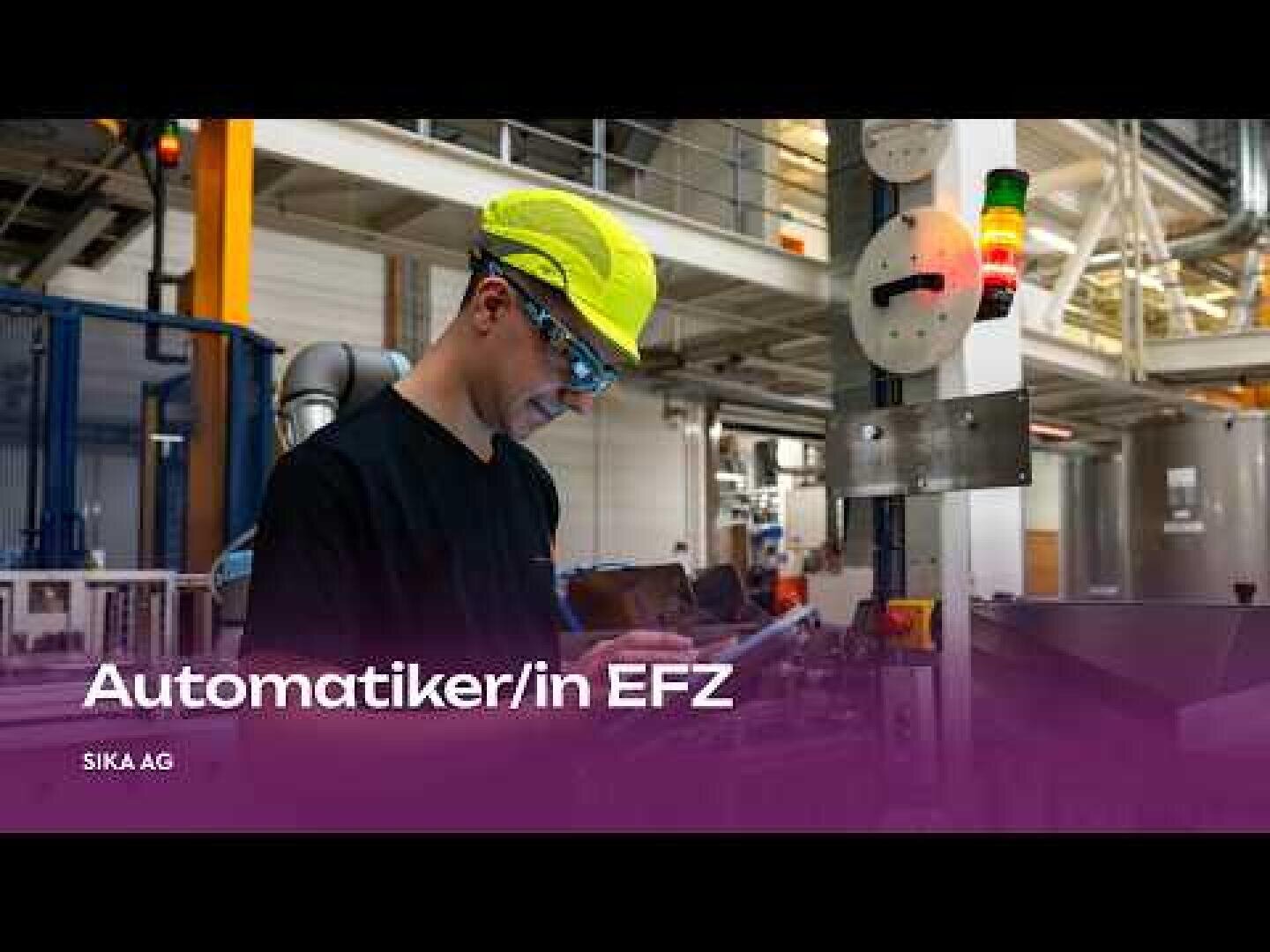 Ein Mitarbeiter mit einem leuchtend gelben Schutzhelm und einer Schutzbrille bedient Maschinen in einer Fabrik; am unteren Bildrand ist der Text Automatiker/in EFZ SIKA AG eingeblendet.