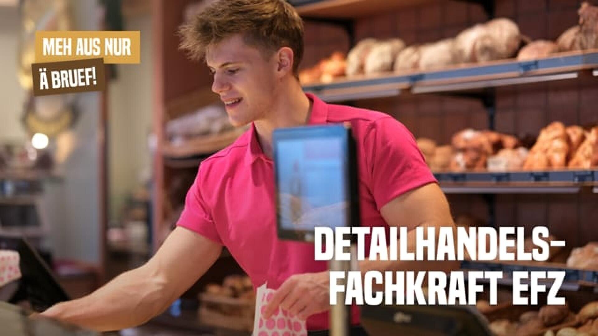 Ein junger Mann in einem rosafarbenen Hemd lächelt, während er hinter einer Bäckertheke mit Brot in Regalen im Hintergrund arbeitet. Text auf Deutsch: Detailhandelsfachkraft EFZ und Meh aus nur ä Bruef!.