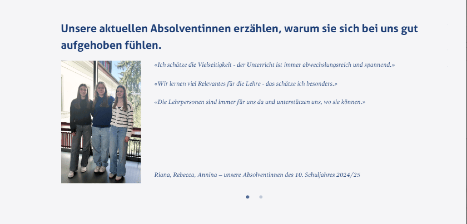 Drei junge Frauen stehen zusammen auf einem Balkon und lächeln in die Kamera. Über ihnen steht eine Schlagzeile auf Deutsch, in der Absolventen über ihre positiven Schulerfahrungen berichten.