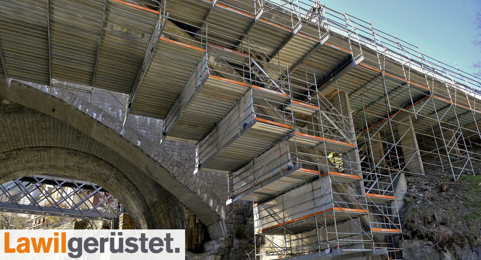 Ein Baugerüst auf einer Brücke.