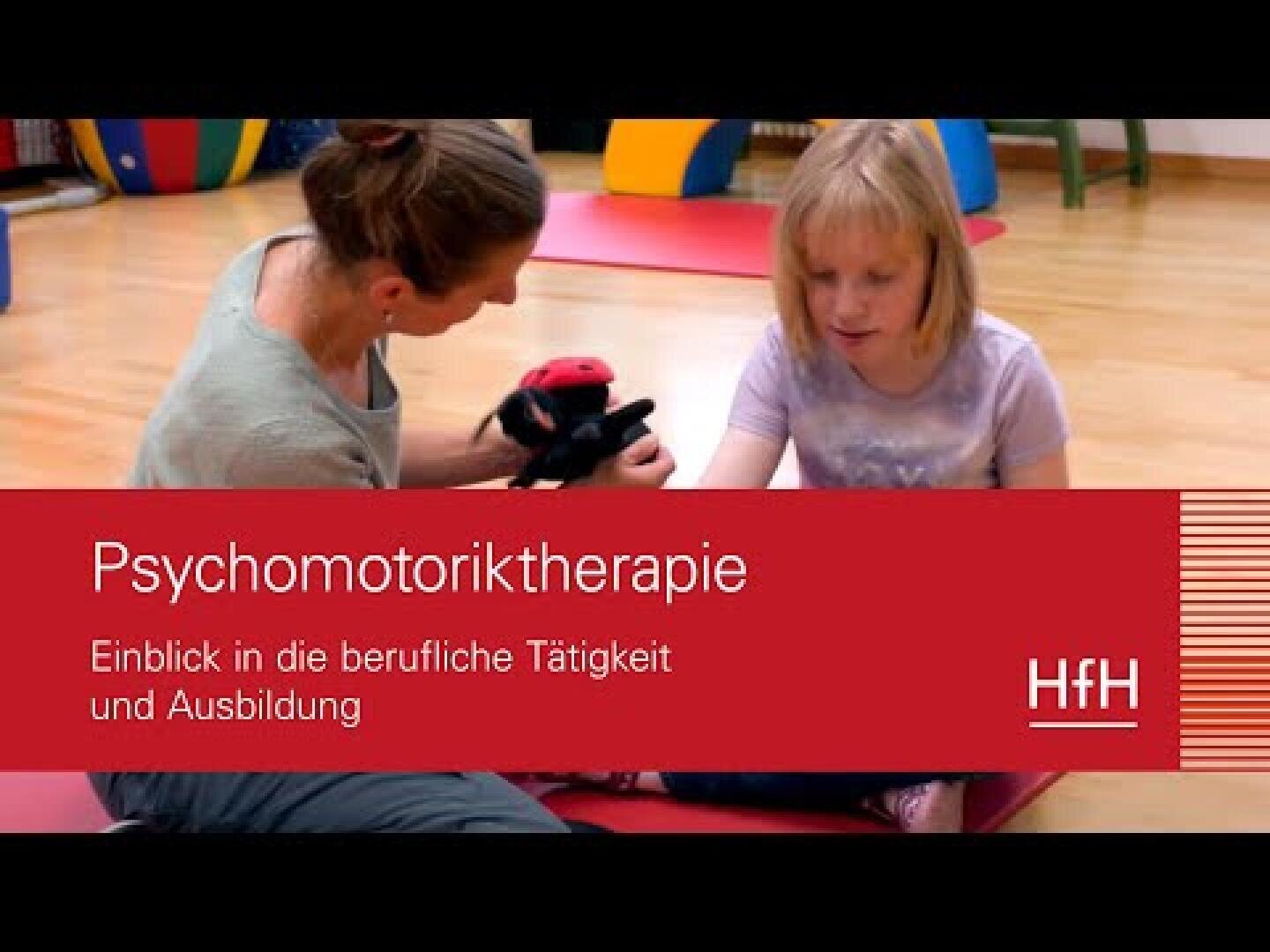 Zwei Personen sitzen auf einer roten Matte in einem Therapieraum. Ein Erwachsener hält ein Stofftier in der Hand und beschäftigt sich mit einem Kind. Der Text lautet: Psychomotoriktherapie – Einblick in die berufliche Tätigkeit und Ausbildung bei HfH.