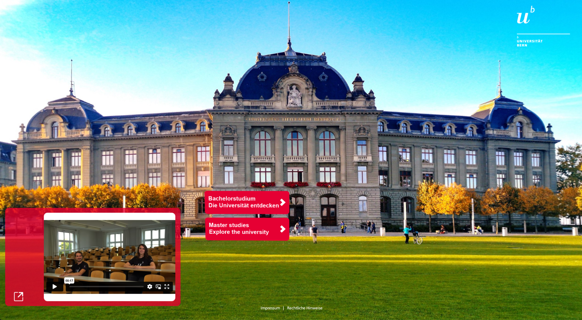 Ein großes historisches Universitätsgebäude mit einer zentralen Kuppel, großen Fenstern und einem gepflegten Rasen. Überlagerungsboxen zeigen eine Klassenzimmerszene und Navigationsoptionen in Deutsch und Englisch für die Erkundung von Kursen.