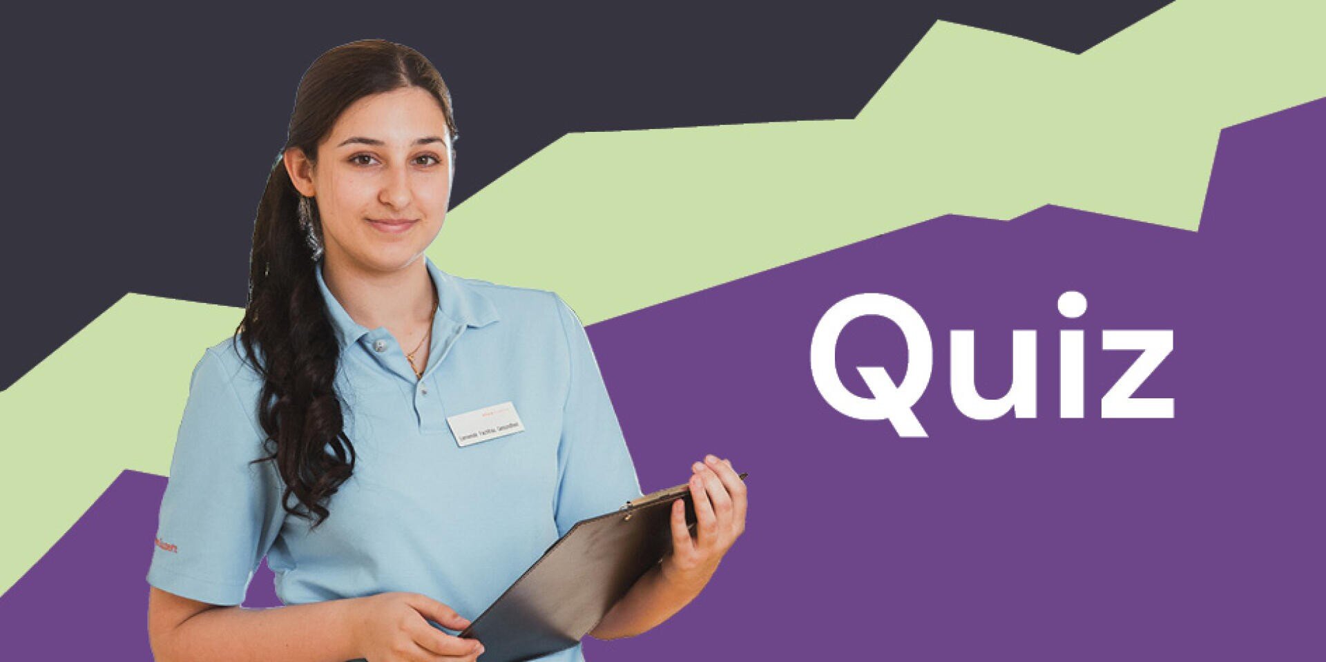 Eine Frau in einem hellblauen Polo hält ein Klemmbrett in der Hand und lächelt, während sie vor einem bunten, abstrakten Hintergrund mit dem Wort Quiz in großen weißen Buchstaben steht.