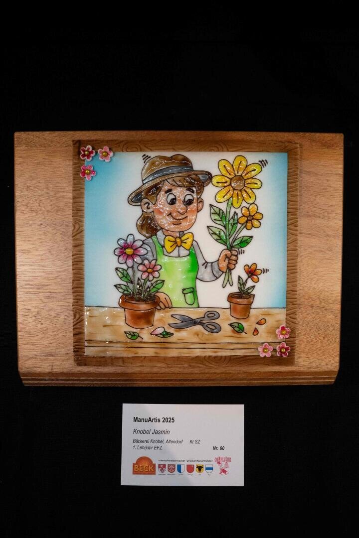 Eine farbenfroh bemalte Fliese zeigt ein lächelndes Kind mit Hut, das eine gelbe Blume in der Hand hält, umgeben von Topfblumen auf einer Holztafel. Die Beschreibung des Kunstwerks und Informationen zum Künstler sind unterhalb des Kunstwerks zu sehen.