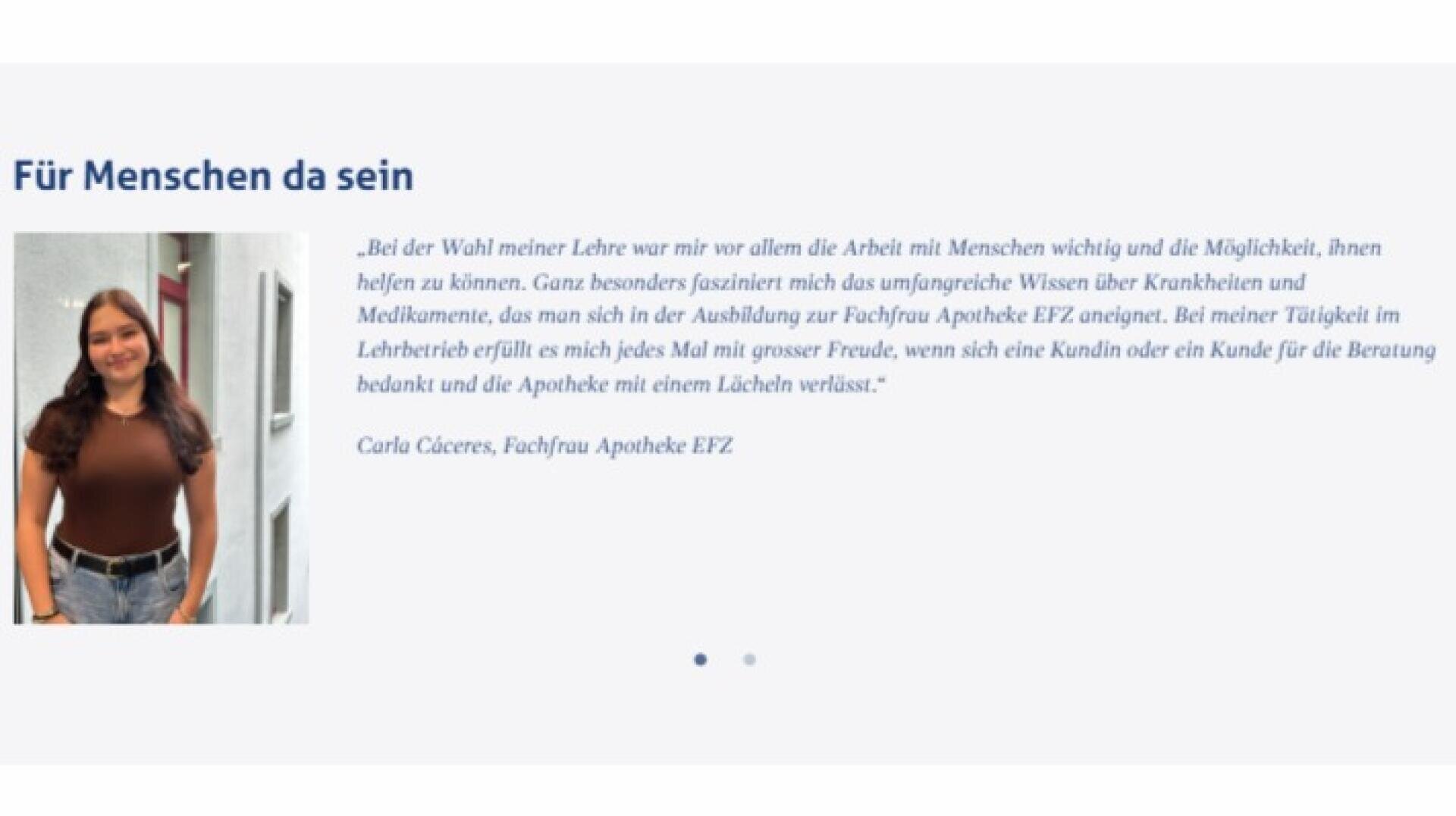 Eine junge Frau mit langen dunklen Haaren, die ein braunes Top und Jeans trägt, steht lächelnd neben einer weißen Wand. Rechts daneben steht ein deutsches Zeugnis über die Freude, Menschen als Apothekenfachkraft zu helfen.