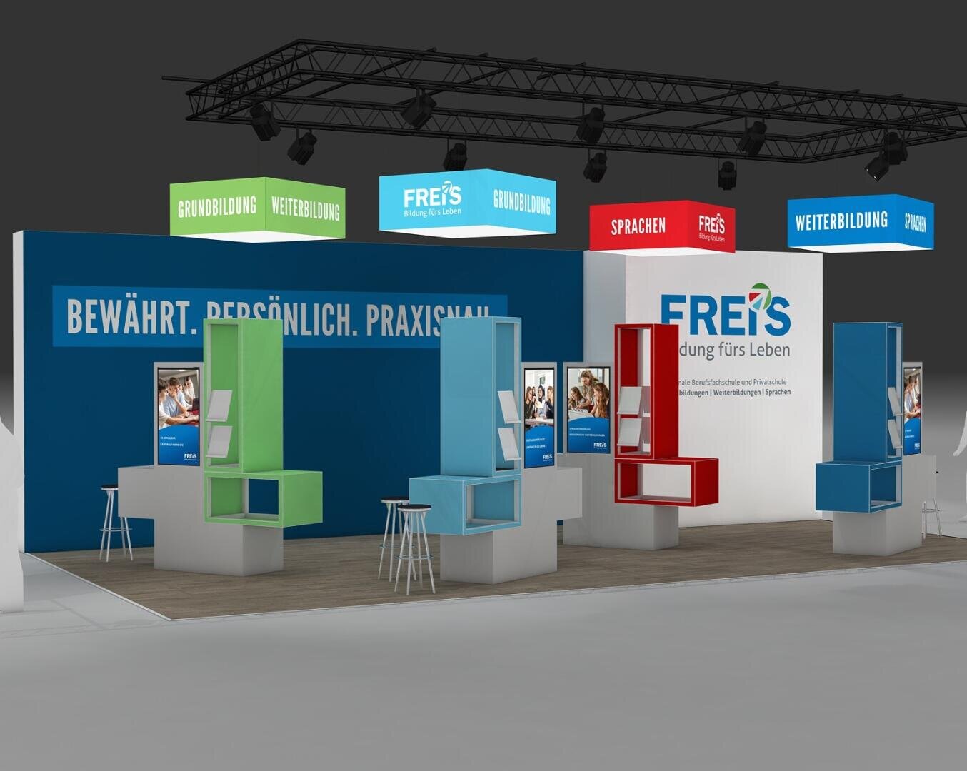 Messestand für die Freis-Schule mit vier farbenfrohen Ausstellungsständern, hängenden Schildern und Informationsplakaten vor einer blauen Wand.