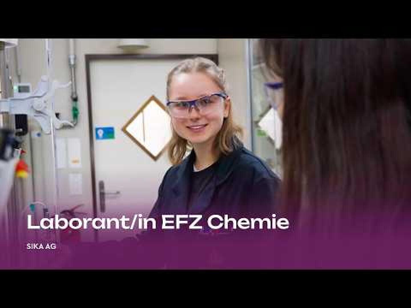 Eine Frau mit Schutzbrille in einem Labor, darüber der Schriftzug Laborantin EFZ Chemie und SIKA AG.