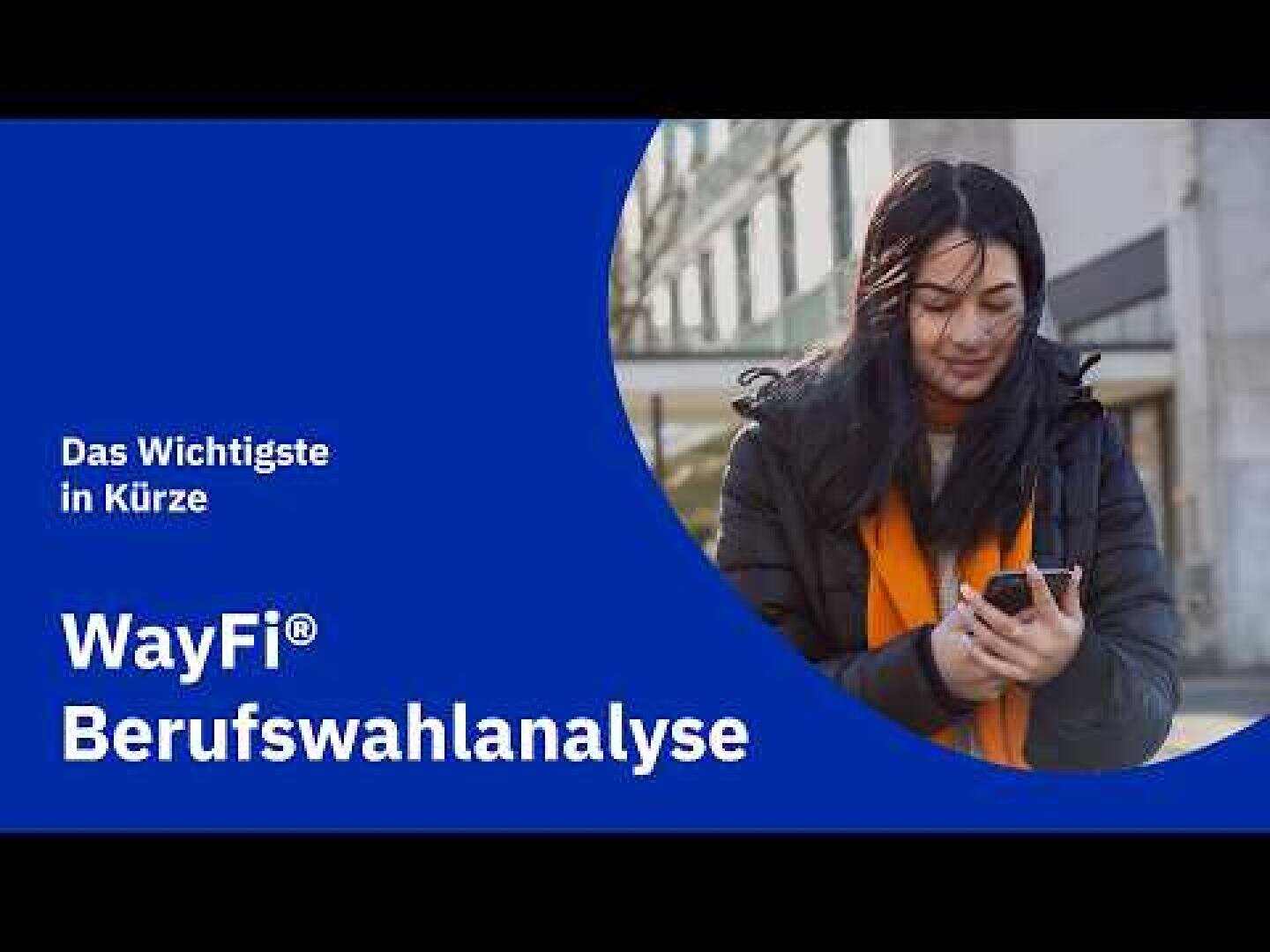 Eine Frau in einer schwarzen Jacke steht im Freien und schaut auf ihr Handy. Der deutsche Text auf der linken Seite lautet: „Das Wichtigste in Kürze: WayFi® Berufswahlanalyse“. Blaue und orangefarbene grafische Elemente rahmen das Bild ein.