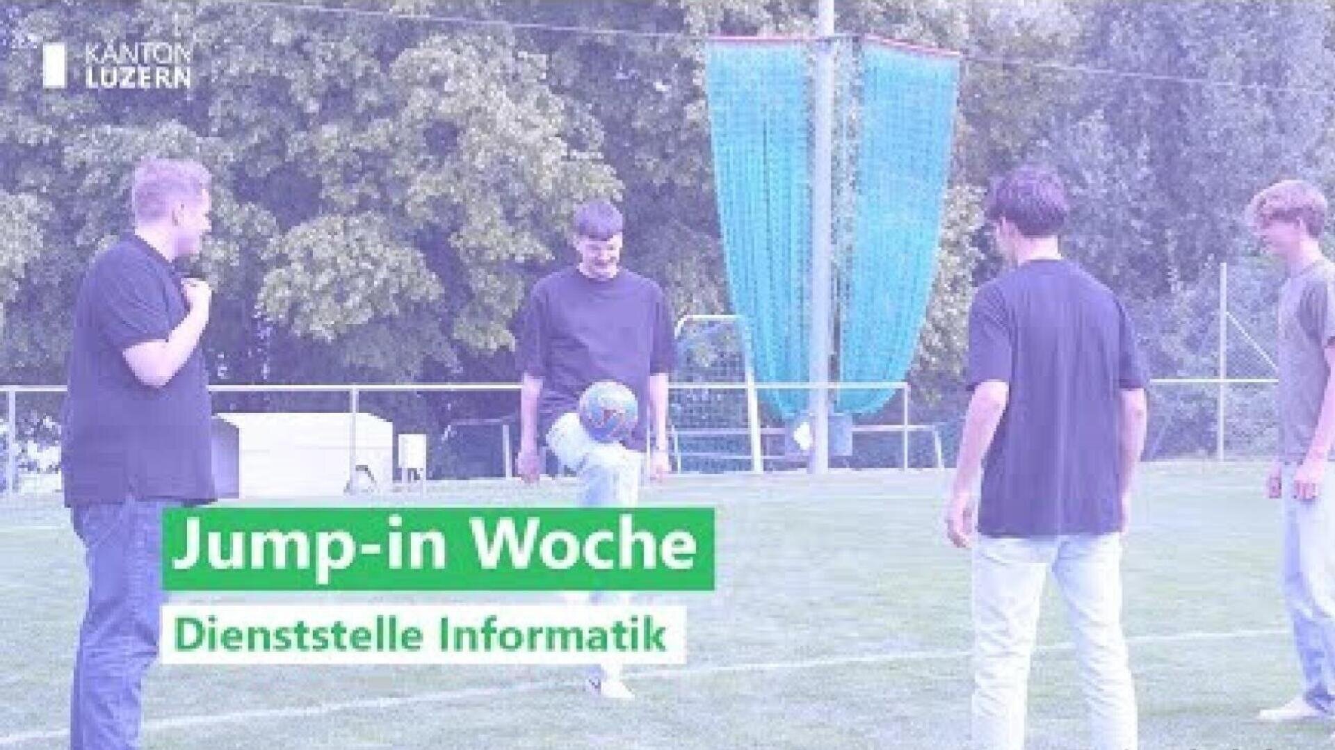 Vier junge Leute stehen auf einer Wiese, eine Person in der Mitte balanciert einen Ball auf dem Knie. In der linken oberen Ecke steht der Text Jump-in Woche Dienststelle Informatik und Kanton Luzern.