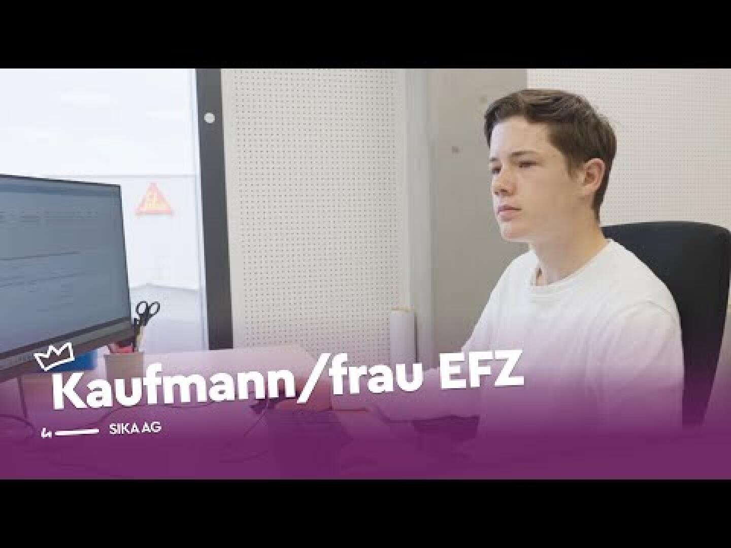 Ein junger Mensch sitzt an einem Schreibtisch und blickt auf einen Computerbildschirm, auf dem unten der Text Kaufmann/Kauffrau EFZ SIKA AG eingeblendet ist.