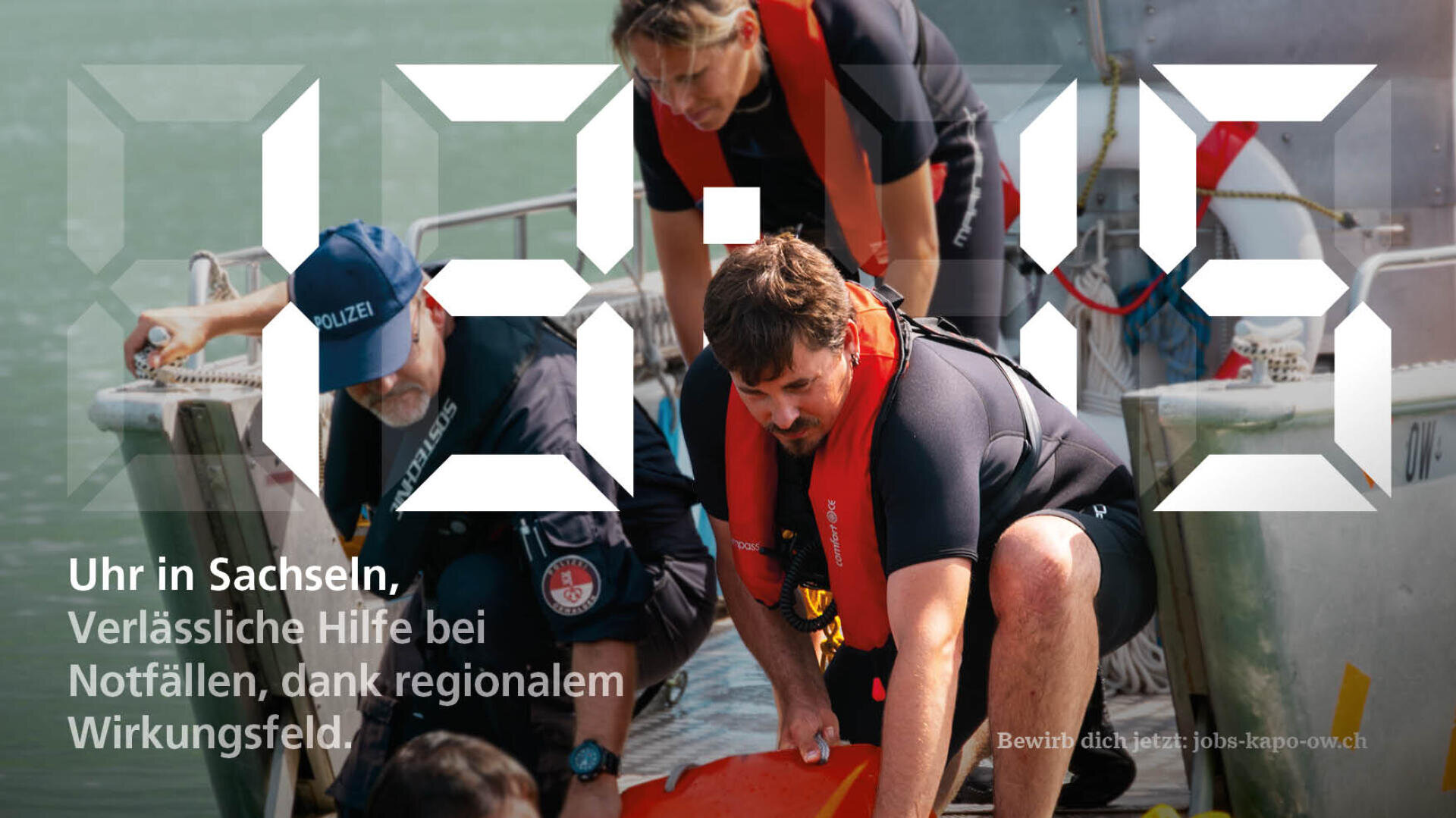 Ein Rettungsteam hilft einer Person bei einem Wassernotfall auf ein Boot. Große digitale Uhrenzahlen überlagern das Bild. Der deutsche Text wirbt für eine zuverlässige lokale Notfallhilfe in Sachsen.