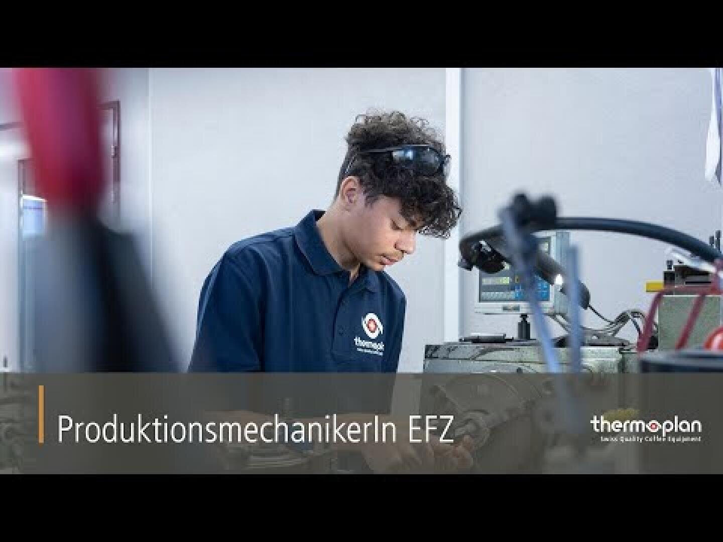 Eine junge Person in einem blauen Thermoplan-Shirt bedient Maschinen in einer Werkstatt. Der Text lautet „ProduktionsmechanikerIn EFZ“, unten rechts ist ein Thermoplan-Logo zu sehen.