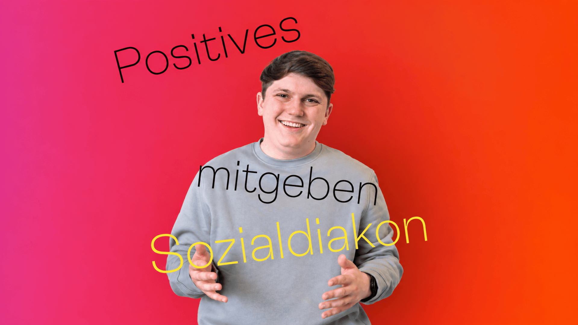 Eine lächelnde Person in einem grauen Pullover steht vor einem leuchtend rot-orangefarbenen Hintergrund. Darüber stehen die deutschen Wörter „Positives mitgeben Sozialdiakon“ in schwarzer und gelber Schrift.