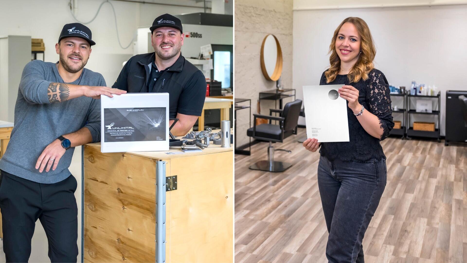 Zwei Männer stehen lächelnd hinter einem Tresen und halten ein gerahmtes Zertifikat in der Hand. Neben ihnen steht eine Frau in einem modernen Salon, die ebenfalls lächelt und eine gerahmte Urkunde in der Hand hält.