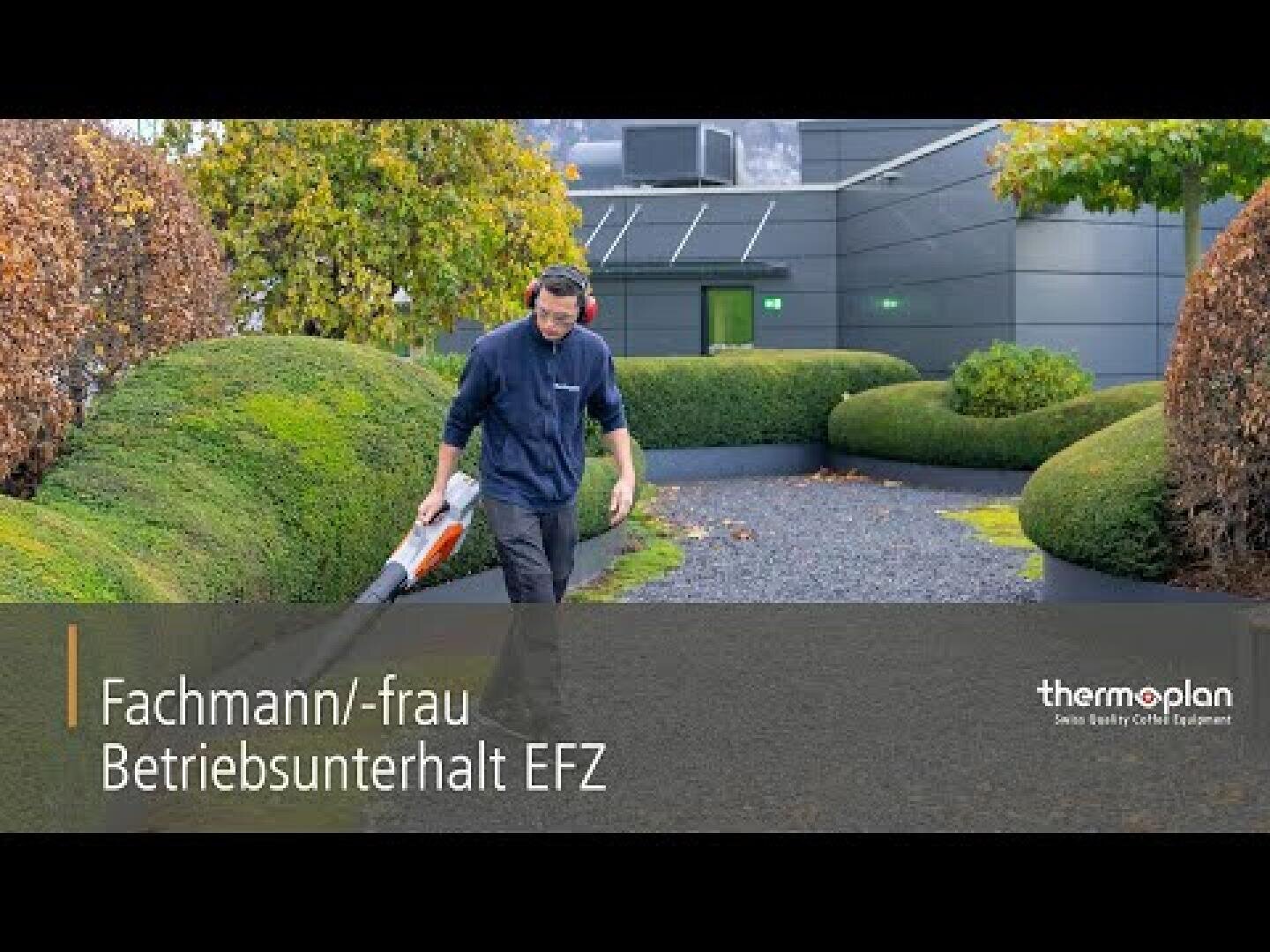 Eine Person reinigt mit einem Laubbläser den Kies in einem landschaftlich gestalteten Außenbereich mit ordentlich geschnittenen Sträuchern. Der Text lautet: „Fachmann/-frau Betriebsunterhalt EFZ“ und „thermoplan“.