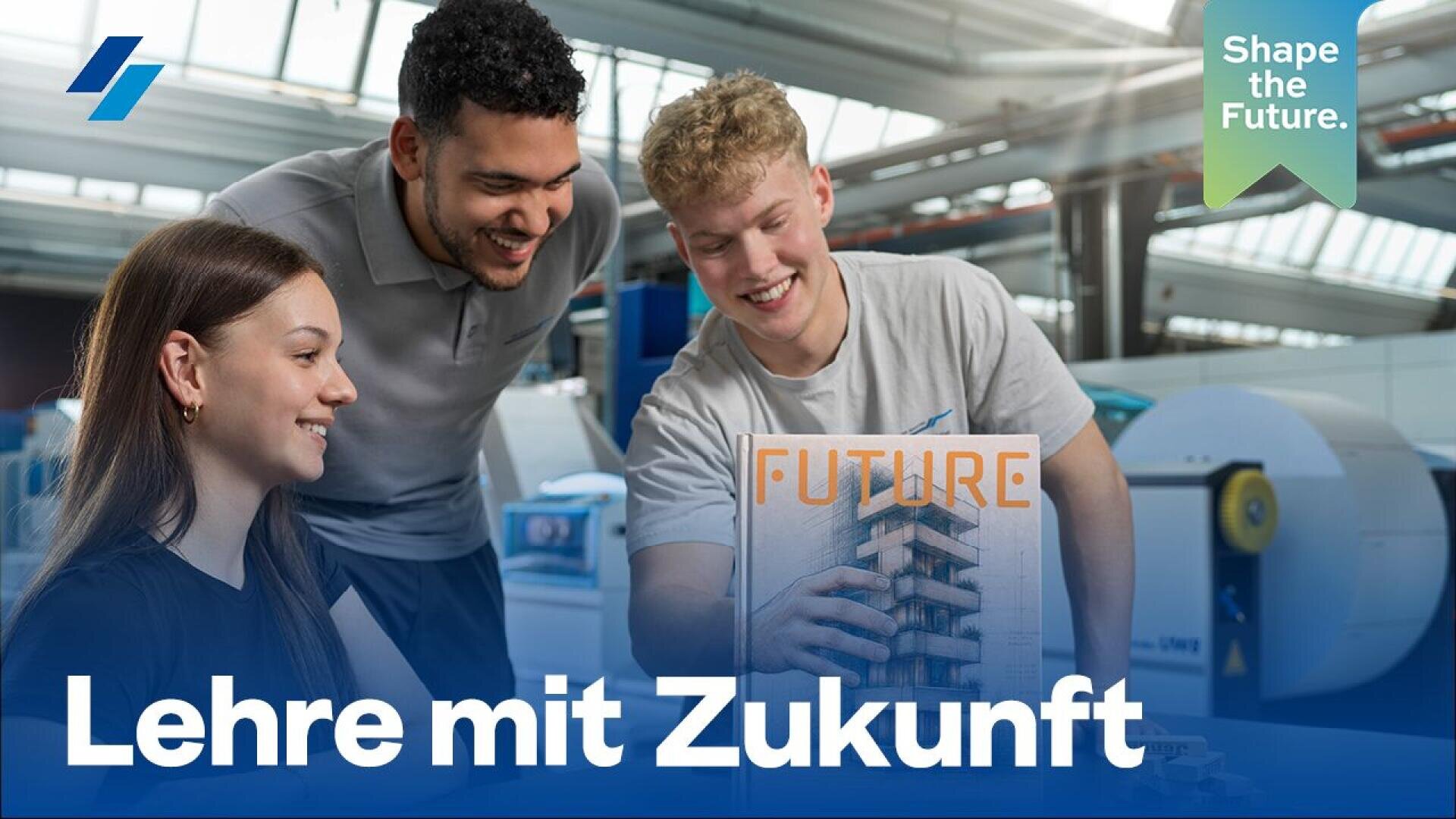Drei junge Menschen lächeln und schauen sich in einer Industrieumgebung ein Buch mit dem Titel „FUTURE“ an. Auf einem grünen Schild steht: „Shape the Future“. Der eingeblendete Text lautet: „Lehre mit Zukunft“.