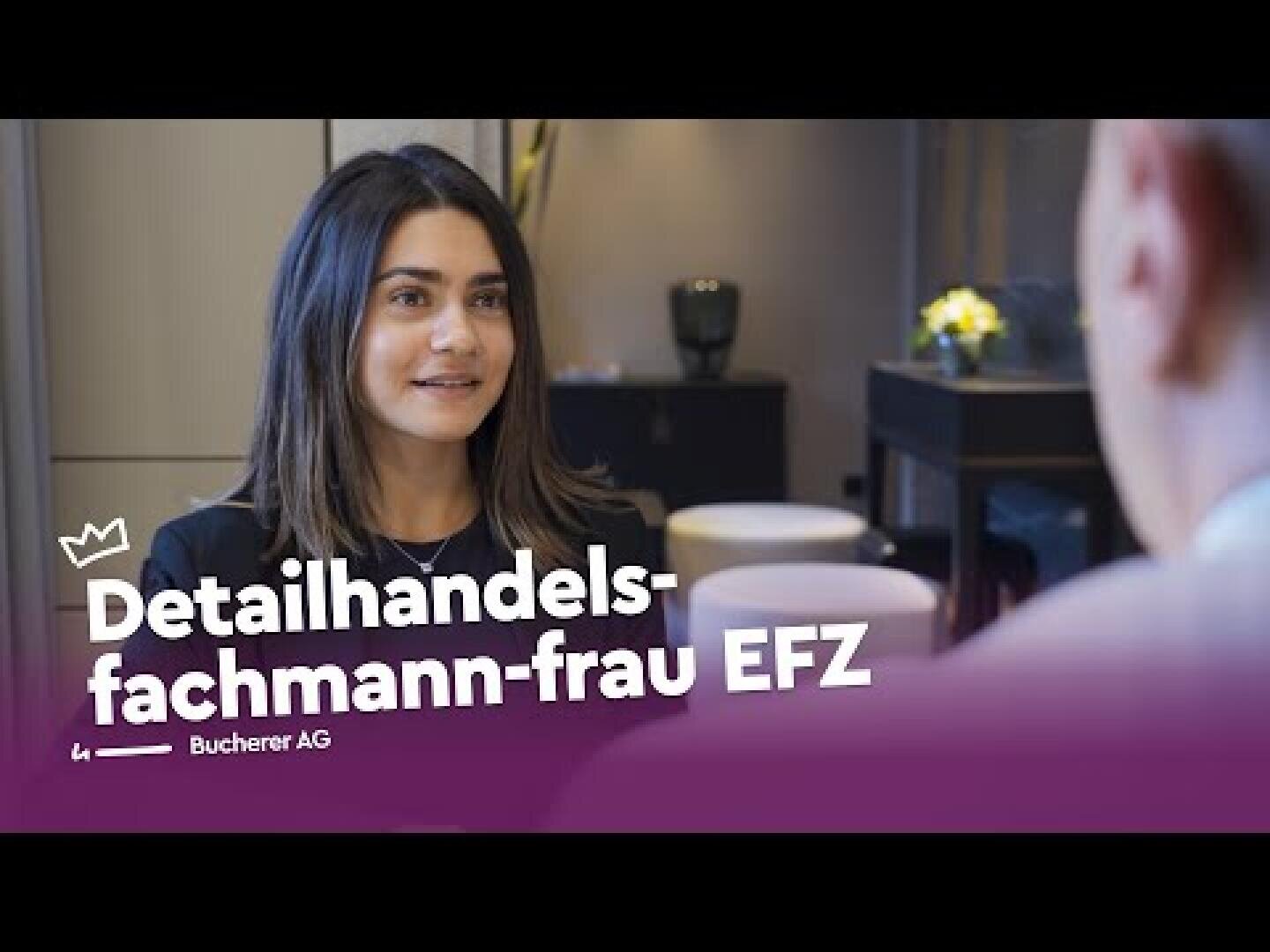Eine Frau mit dunklem Haar lächelt und spricht mit jemandem aus dem Off in einer modernen Büroumgebung. Der Text überlagert Detailhandels-fachmann-frau EFZ und Bucherer AG auf einem violetten Banner.