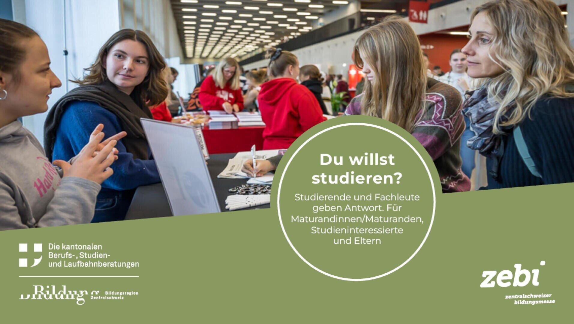 Eine Gruppe junger Menschen unterhält sich auf einer Bildungsmesse, im Hintergrund sind Informationsstände zu sehen. Auf einem grünen Banner im Vordergrund steht ein Text, der Schüler und Eltern dazu ermutigt, sich studienbezogene Beratung einzuholen.