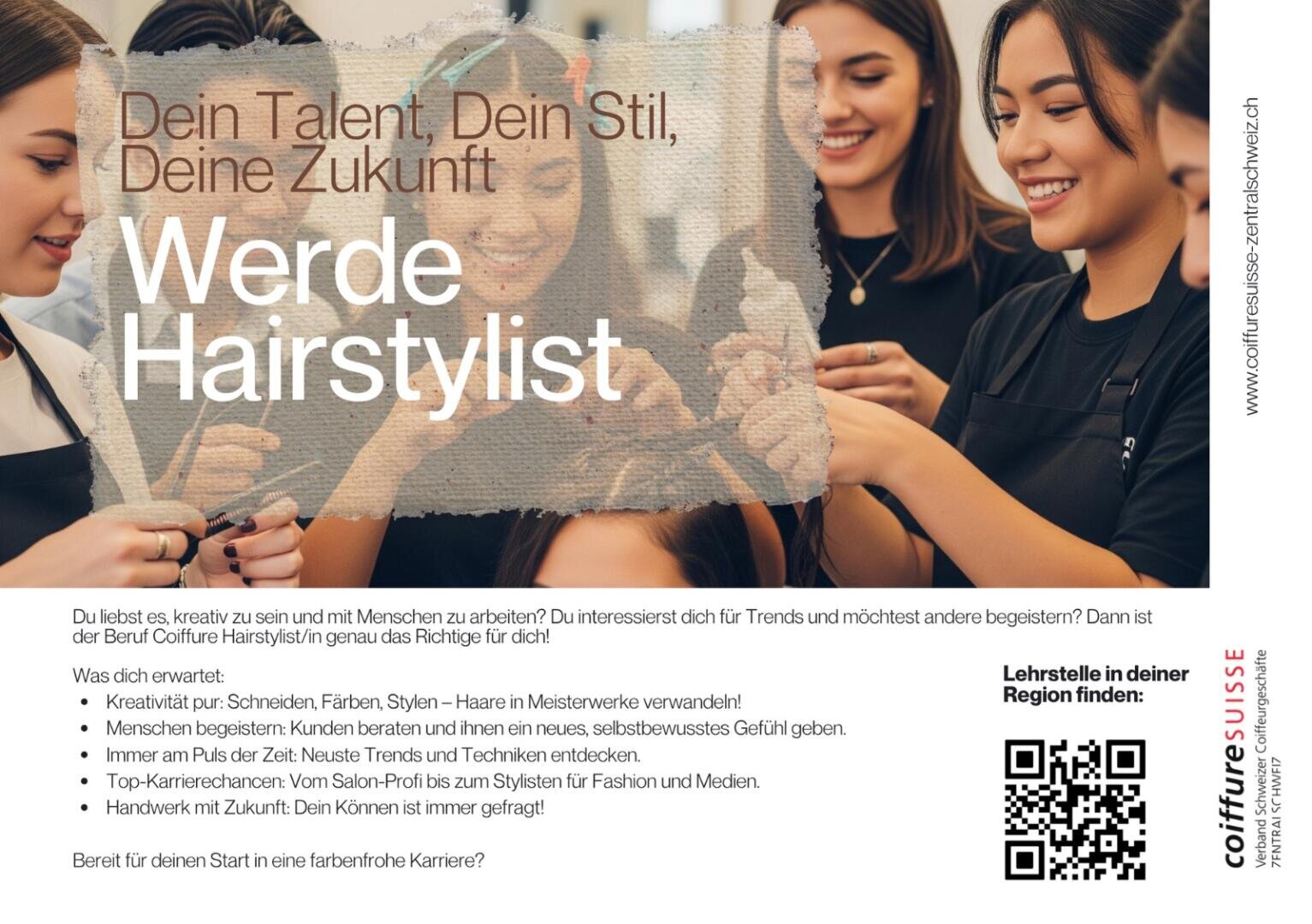 Drei junge Frauen in schwarzen Schürzen lächeln, während sie einer Schaufensterpuppe in einem hellen Salon die Haare stylen. Der deutsche Text wirbt für den Beruf des Friseurs und hebt Kreativität, Trends und zukünftige Karrieremöglichkeiten hervor.